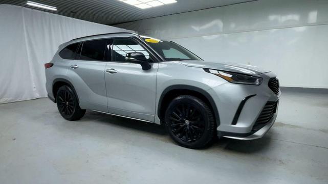 Photo of 2023 Celestial Silver Metallic Toyota Highlander