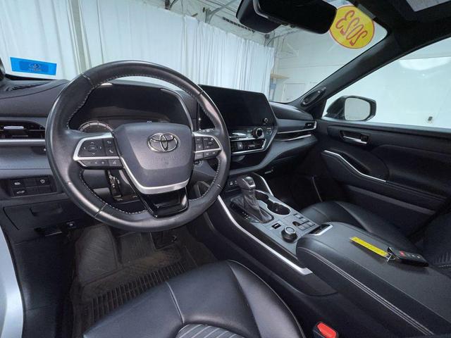 Photo of 2023 Celestial Silver Metallic Toyota Highlander