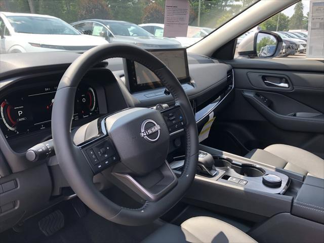 Photo of 2025 Champagne Silver Metallic Nissan Rogue