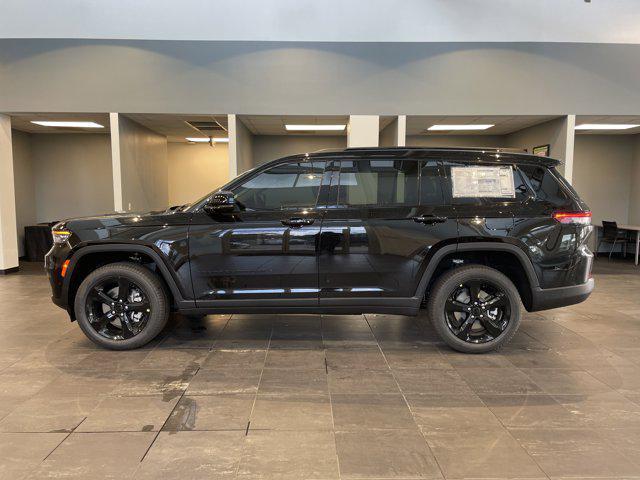 Photo of 2025 Diamond Black Crystal Pearlcoat Jeep Grand Cherokee L