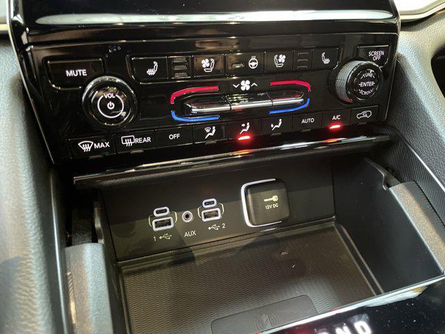 Photo of 2025 Diamond Black Crystal Pearlcoat Jeep Grand Cherokee L