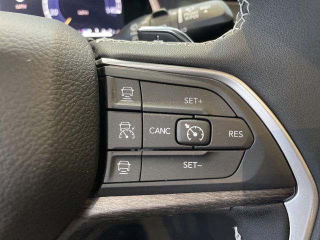 Photo of 2025 Diamond Black Crystal Pearlcoat Jeep Grand Cherokee L