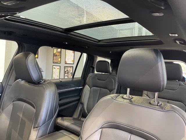 Photo of 2025 Diamond Black Crystal Pearlcoat Jeep Grand Cherokee L