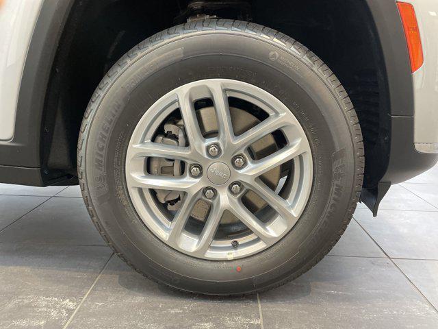 Photo of 2025 Silver Zynith Jeep Grand Cherokee L