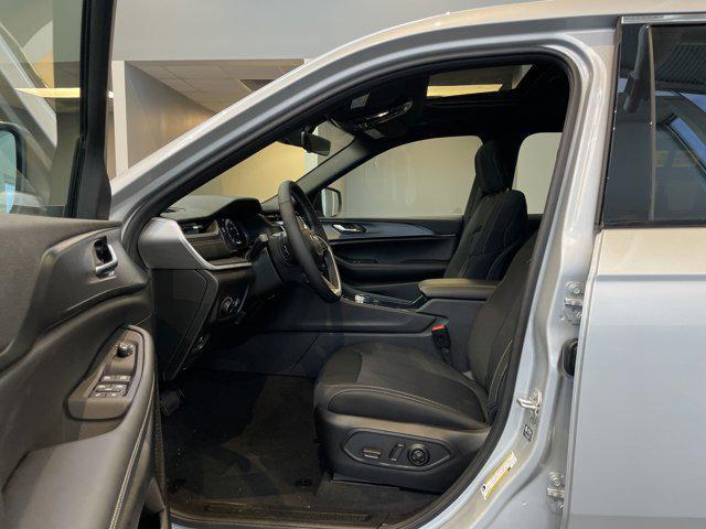 Photo of 2025 Silver Zynith Jeep Grand Cherokee L