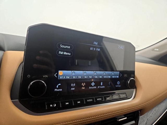 Photo of 2023 White Nissan Rogue