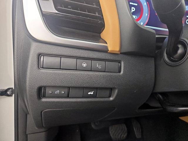 Photo of 2023 White Nissan Rogue