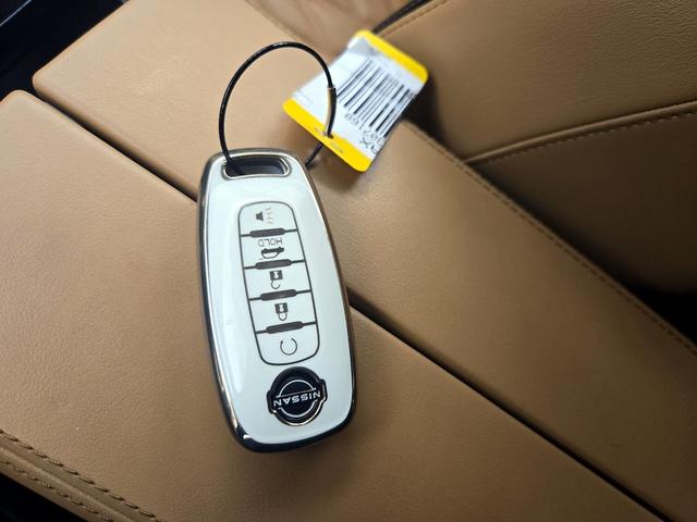 Photo of 2023 White Nissan Rogue