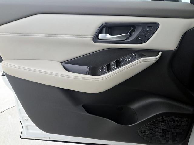 Photo of 2023 White Nissan Rogue