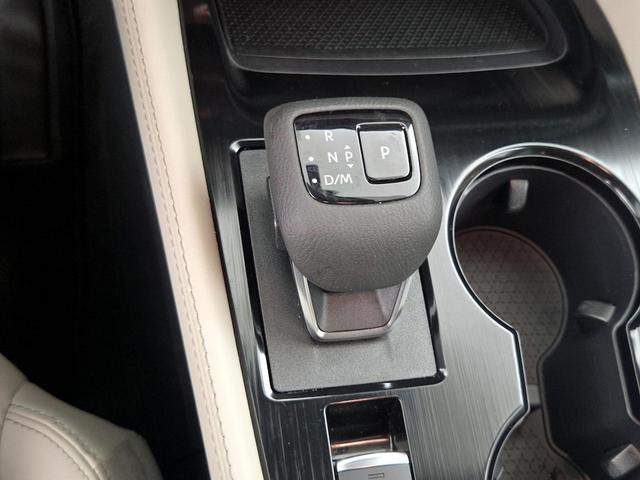 Photo of 2023 White Nissan Rogue