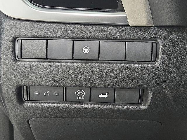 Photo of 2023 White Nissan Rogue