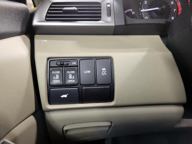 Photo of 2015 Burgundy Honda Odyssey
