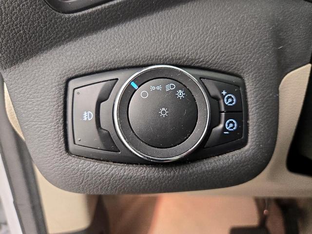 Photo of 2013 White Ford Escape