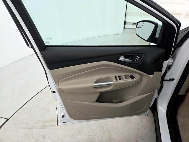 Photo of 2013 White Ford Escape