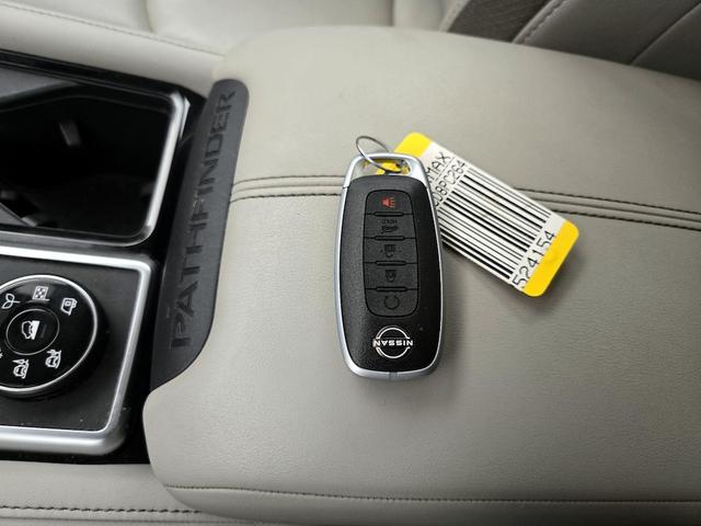 Photo of 2023 Green Nissan Pathfinder