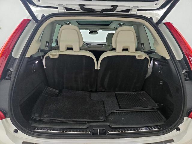 Photo of 2023 White Volvo XC90 Recharge Plug-In Hybrid