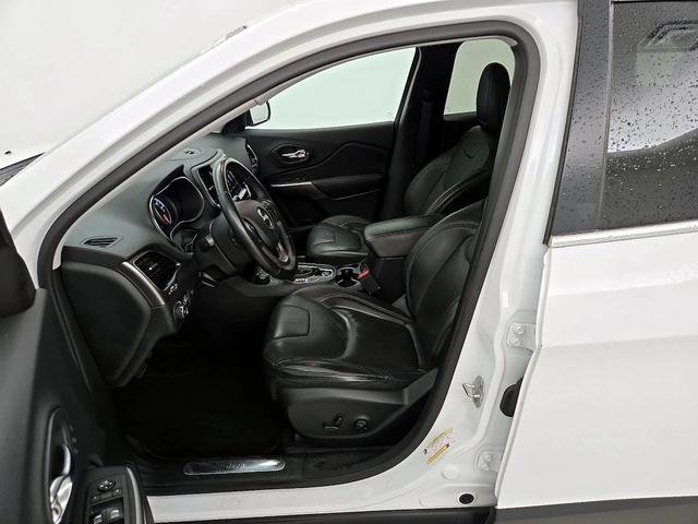 Photo of 2019 White Jeep Cherokee