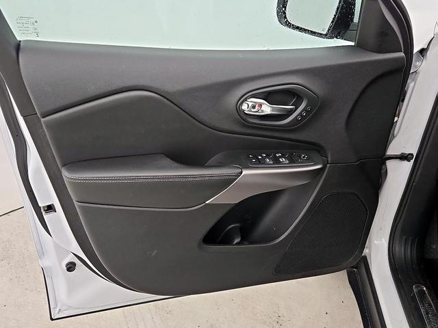 Photo of 2019 White Jeep Cherokee