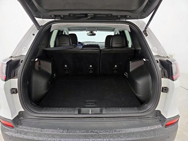 Photo of 2019 White Jeep Cherokee