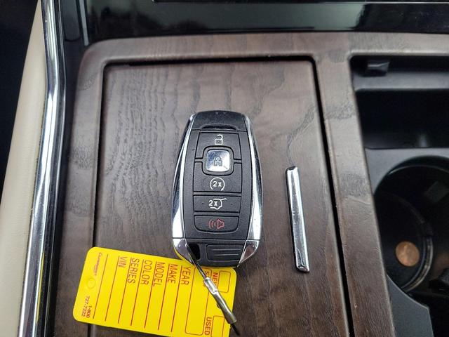 Photo of 2019 Blue Lincoln Navigator
