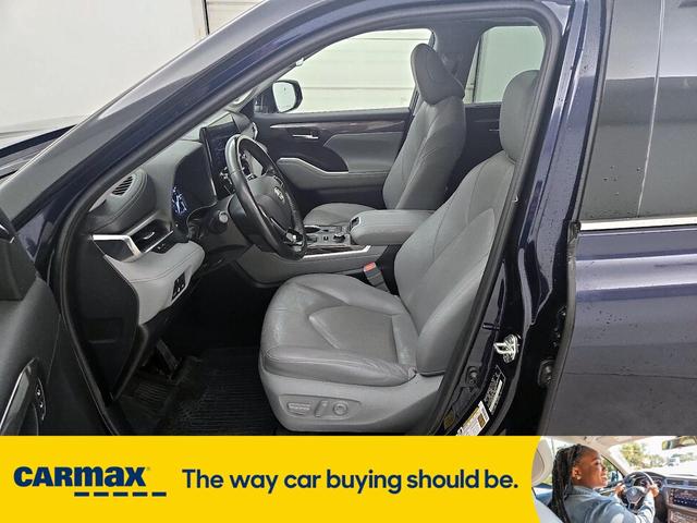Photo of 2020 Blue Toyota Highlander