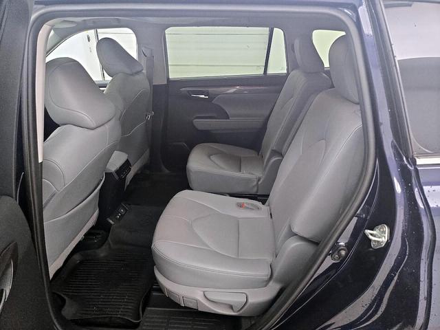 Photo of 2020 Blue Toyota Highlander