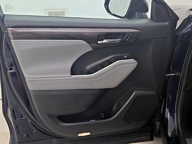 Photo of 2020 Blue Toyota Highlander