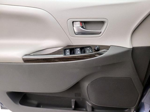 Photo of 2017 Blue Toyota Sienna