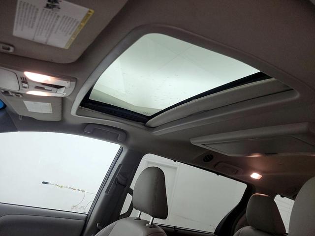 Photo of 2017 Blue Toyota Sienna