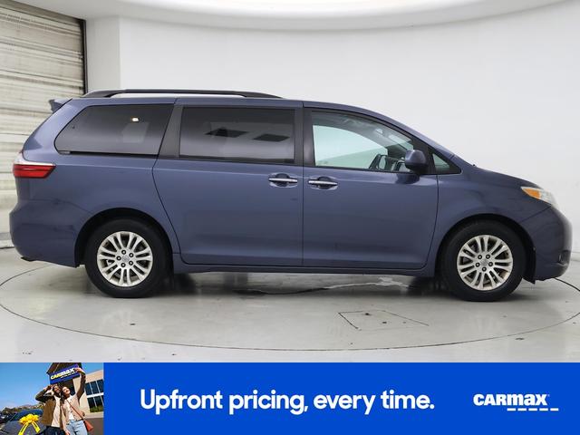 Photo of 2017 Blue Toyota Sienna