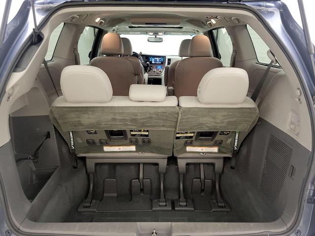 Photo of 2017 Blue Toyota Sienna