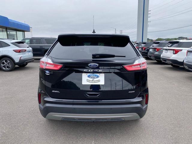 Photo of 2024 Agate Black Metallic Ford Edge