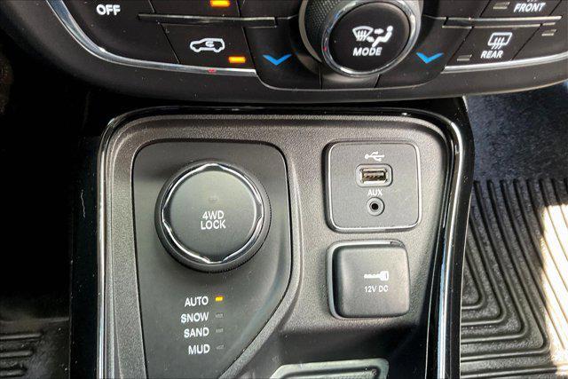 Photo of 2018 White Clearcoat Jeep Compass