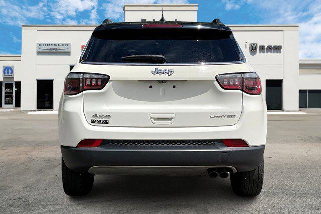 Photo of 2018 White Clearcoat Jeep Compass