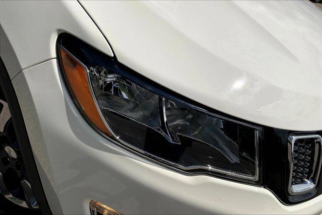Photo of 2018 White Clearcoat Jeep Compass