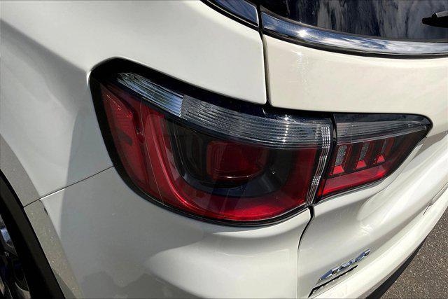 Photo of 2018 White Clearcoat Jeep Compass