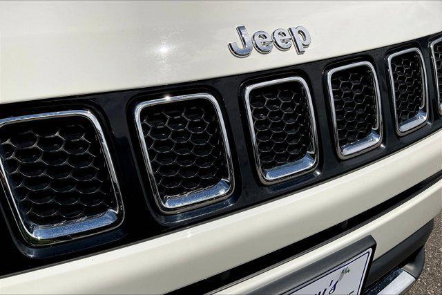 Photo of 2018 White Clearcoat Jeep Compass