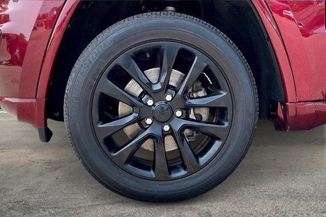 Photo of 2022 Velvet Red Pearlcoat Jeep Grand Cherokee