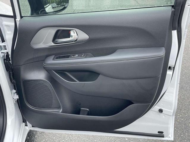 Photo of 2025 Bright White Clearcoat Chrysler Voyager