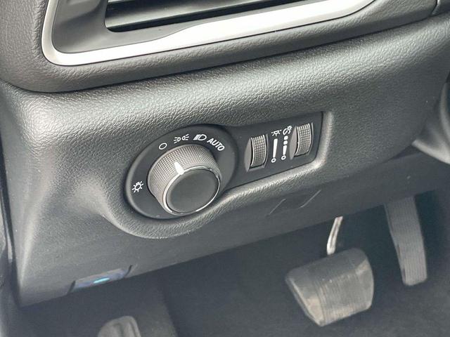 Photo of 2025 Bright White Clearcoat Chrysler Voyager