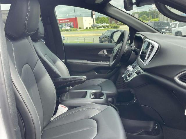 Photo of 2025 Bright White Clearcoat Chrysler Voyager