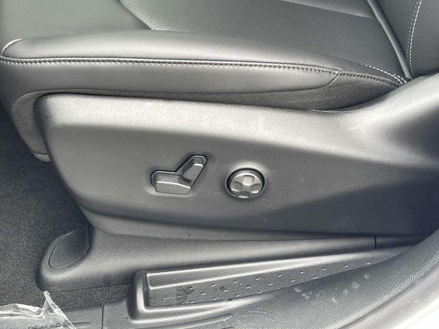 Photo of 2025 Bright White Clearcoat Chrysler Voyager