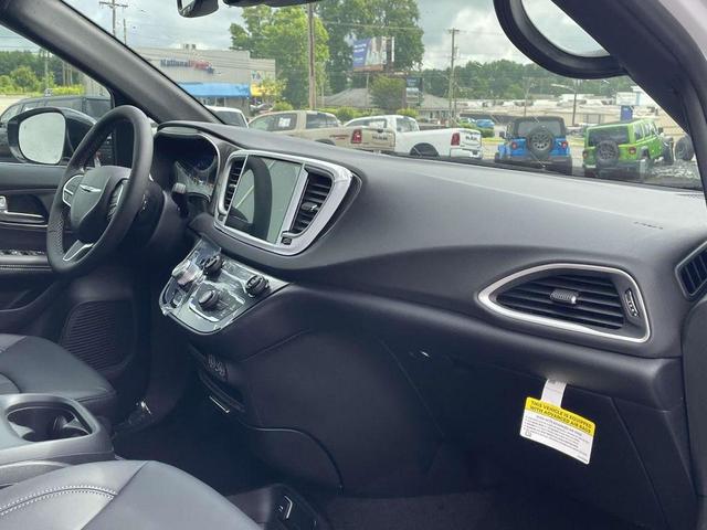 Photo of 2025 Bright White Clearcoat Chrysler Voyager