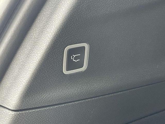 Photo of 2025 Bright White Clearcoat Chrysler Voyager