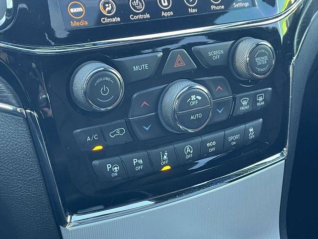 Photo of 2021 Ivory Jeep Grand Cherokee