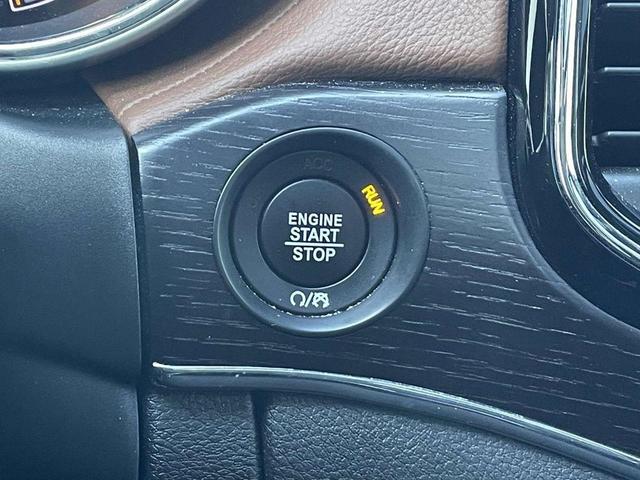 Photo of 2021 Ivory Jeep Grand Cherokee