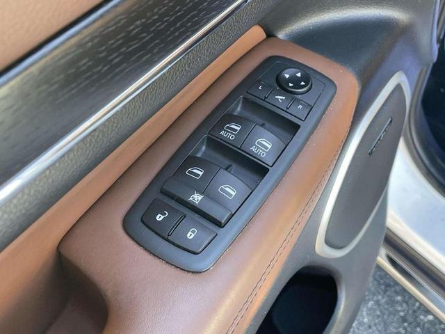 Photo of 2021 Ivory Jeep Grand Cherokee