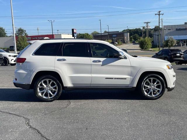 Photo of 2021 Ivory Jeep Grand Cherokee