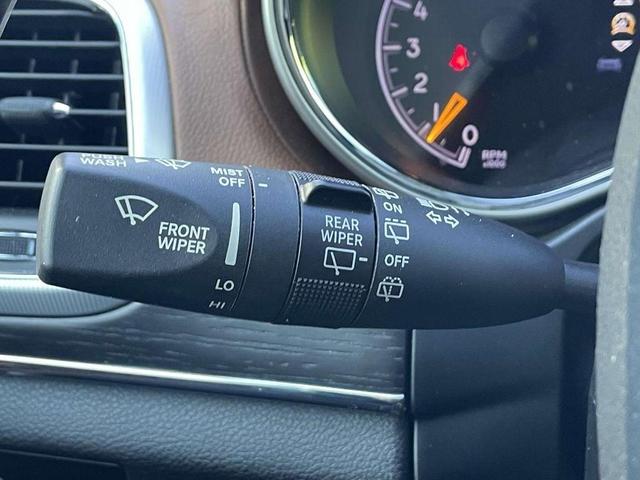 Photo of 2021 Ivory Jeep Grand Cherokee