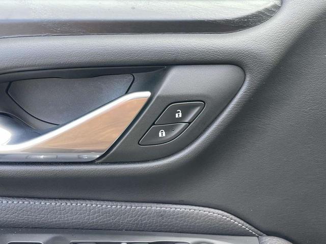 Photo of 2021 White Frost Tri-Coat GMC Yukon